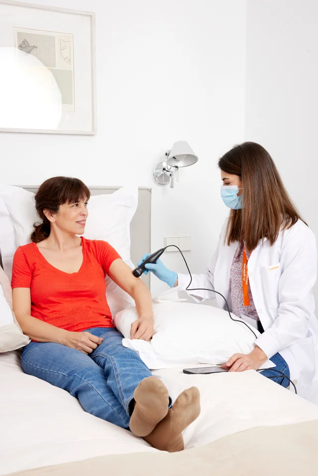 Un paciente es atendido en su casa por un profesional medico a domicilio.